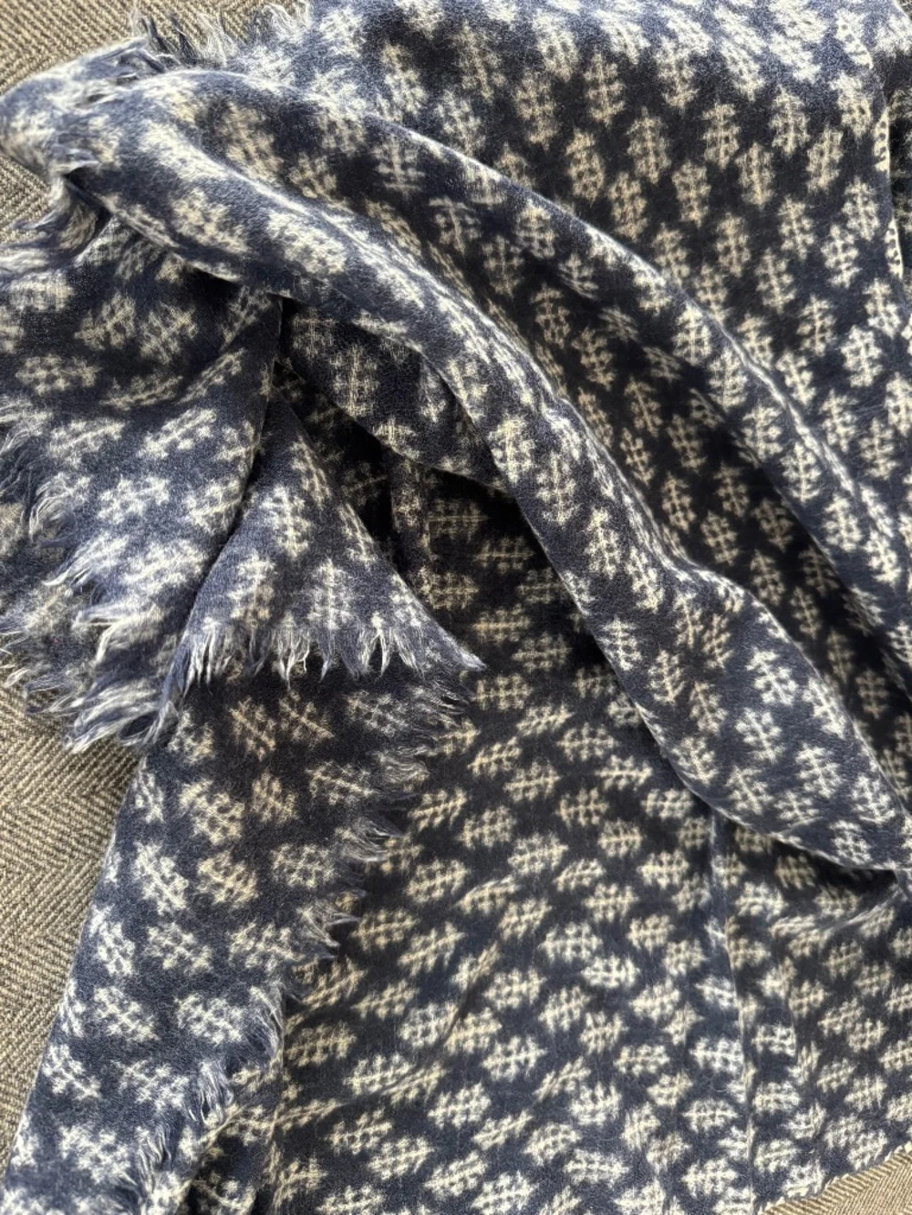 NWOT, NAVY/WHITE WOOL, BLOCKPRINT SCARF WITH FRINGED EDGES ON TWO SIDES